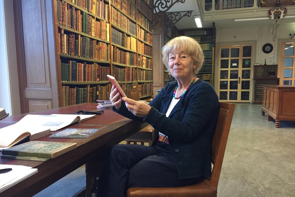 Marga Coesèl in de Artis bibliotheek.