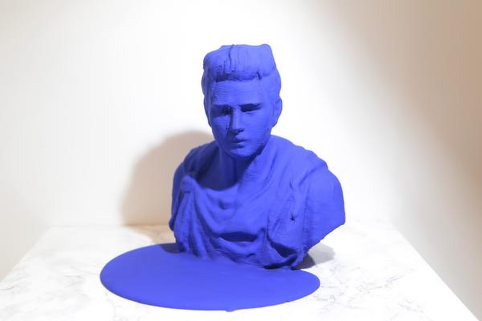 Een van de beeldjes van Justin Bieber in ultramarijn blauw.