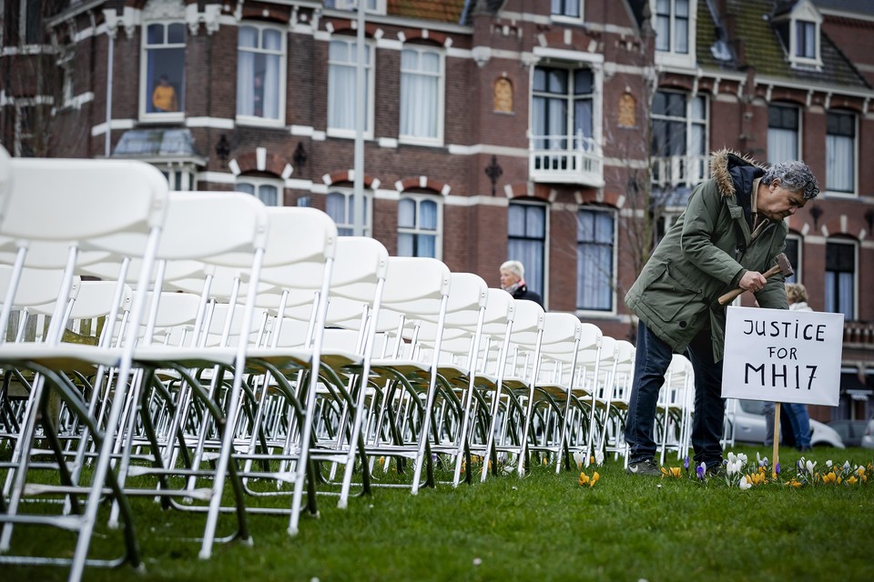 298 stoelen tegenover de Russische ambassade in Den Haag symboliseren de overledenen.