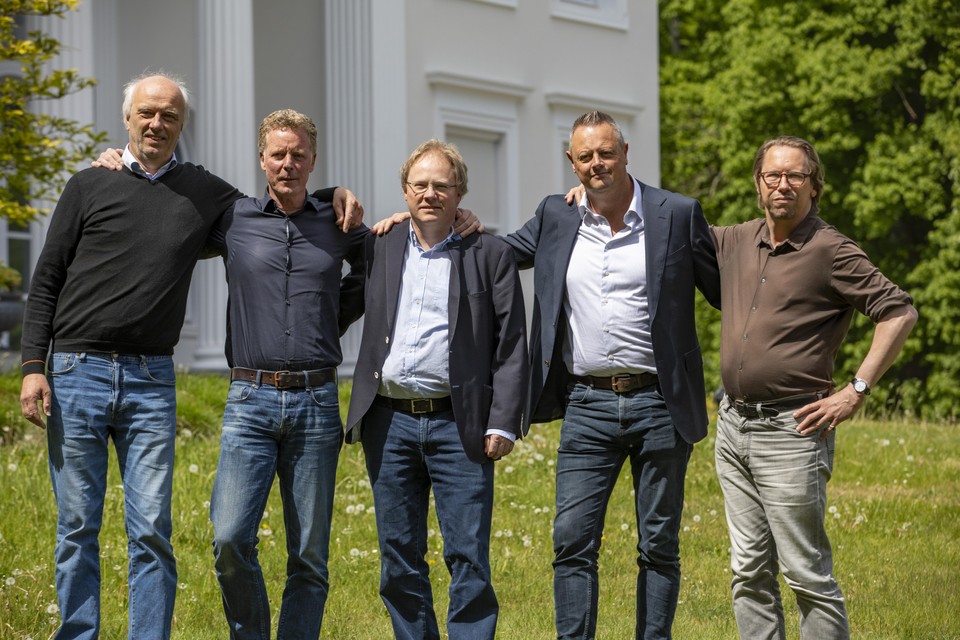 De onderhandelaars (vlnr.): Rob Slewe (Zelfstandig Bloemendaal), Harold Koster (PvdA), Bob van der Veldt (CDA), Vincent Verheij (D66) en Herbert Faber GroenLinks.