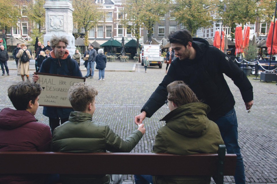 Actie op het Binnenhof in Den Haag van studenten die aandacht vragen voor de schadelijke effecten van designerdrugs.