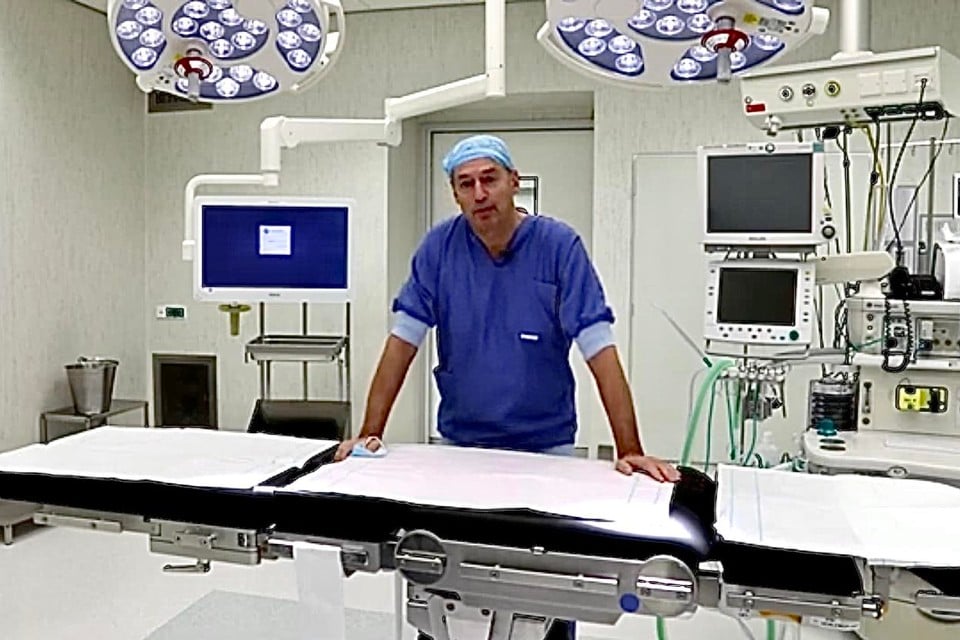 Chirurg Ivo Broeders van Meander MC in een lege OK.