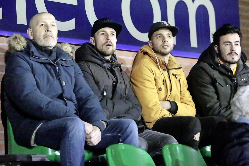 Terry Bóné en Jermain Heldoorn (in het midden naast elkaar) op de tribune tijdens het bekerduel Zuidvogels-Ajax van dinsdag.