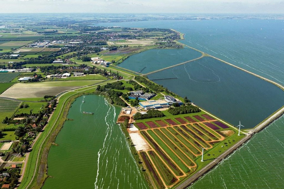 Luchtopname van PWN Waterleidingbedrijf Noord-Holland, locatie Andijk.