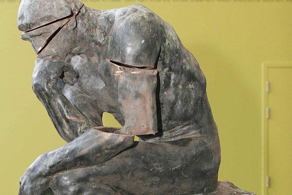 De Denker van Auguste Rodin, volledig in stukken gezaagd teruggevonden.