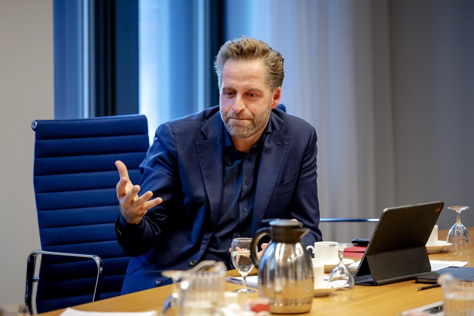 Minister Hugo de Jonge tijdens een presentatie in Den Haag over de wijziging van de Woningwet.