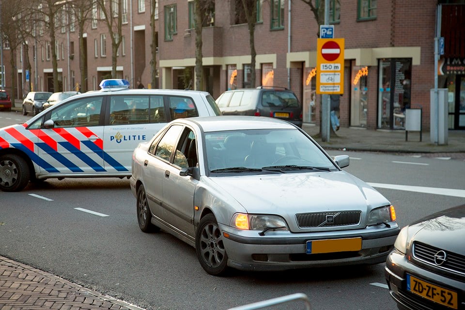 Scooterrijdster in Haarlem gewond door aanrijding met auto. Foto Michel van Bergen