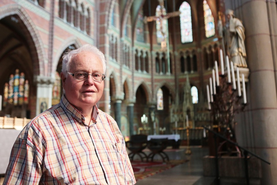 Maarten van Aken in ’zijn’ Vituskerk. De koster is al 65 jaar vrijwilliger bij de katholieke kerk.