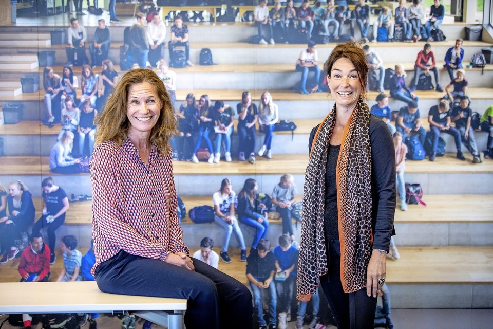 Sandra van Dalen (links) en Marcelle Hobma willen laten zien dat werken in het onderwijs leuk en uitdagend is.