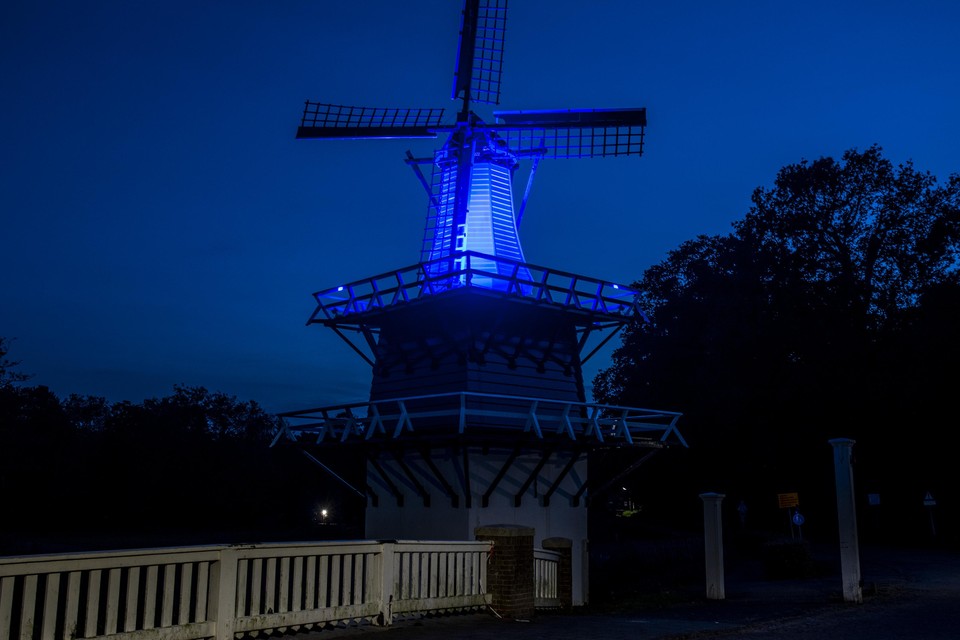 Tot en met zaterdag ziet de Heemsteedse molen blauw.