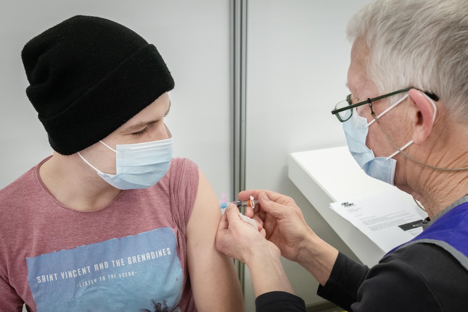 Mykhailo Mykytiuk krijgt een vaccinatie tegen het HPV-virus.