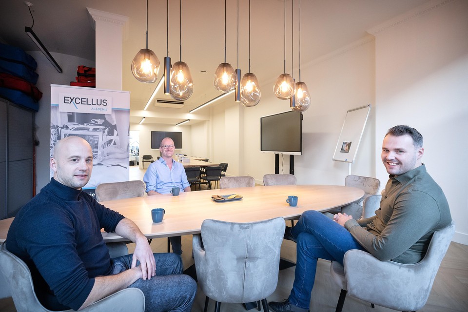 Stefan Hus, Peter Stap en Bryan van Geldorp (vlnr) in het nieuwe kantoor van Excellus, een detacheringsbureau en opleidingscentrum voor zorgpersoneel.