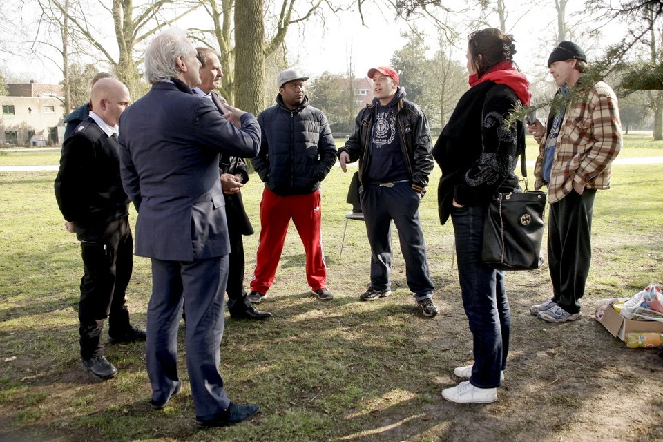 Boze daklozen in het Dudokpark in gesprek met burgemeester Broertjes. archieffoto studio kastermans