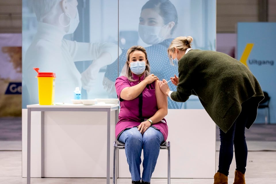 6 januari 2021: Sanna Elkadiri krijgt het eerste vaccin van de Nederlandse campagne.