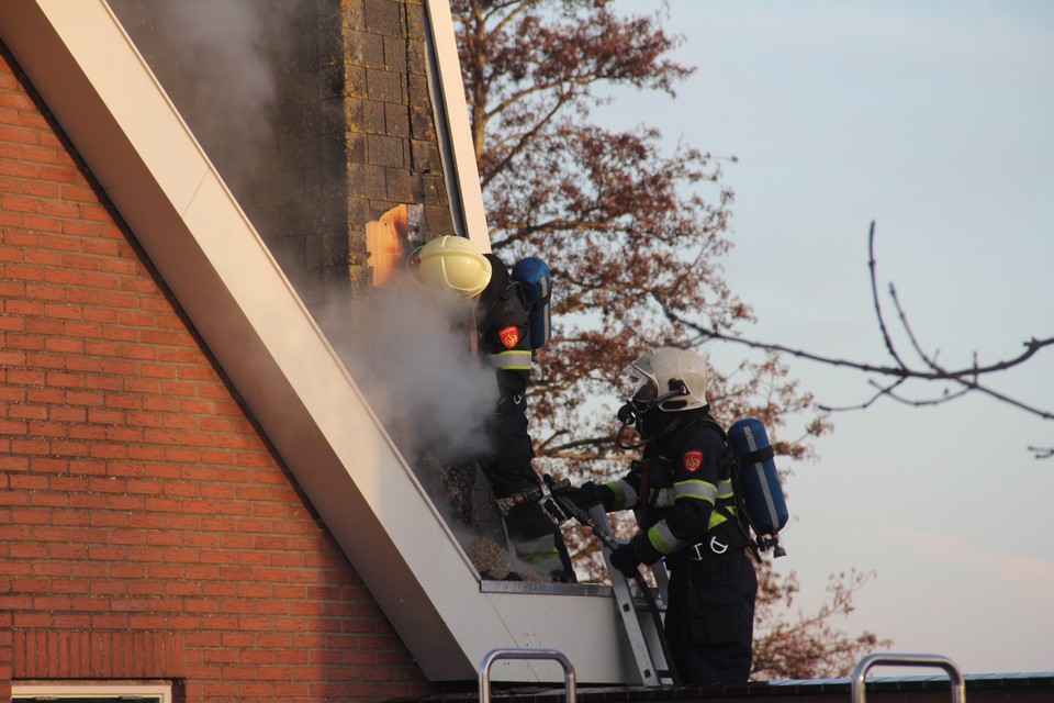 Brandweer breekt schoorsteen open bij blussen. Foto Daniel van Straeten