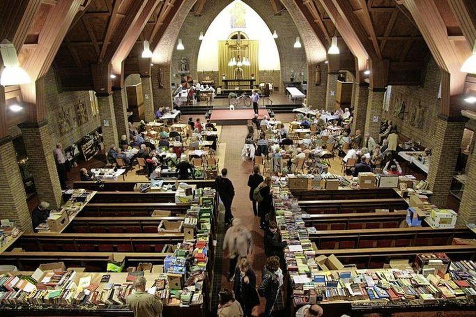 De boekenmarkt in de Naaldkerk.