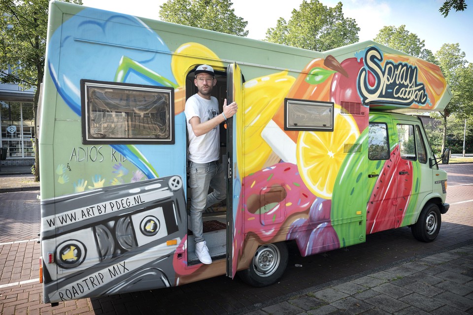 ’Spraycation’ staat op de camper waarmee kunstenaar Paul de Groot door de Balkan reisde.