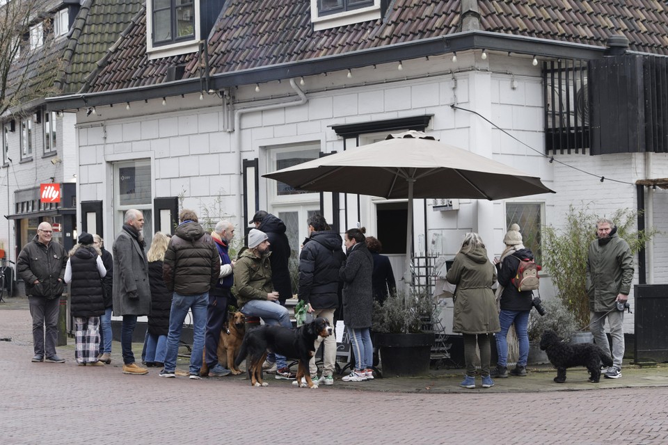 Onder meer in Bussum gooiden ondernemers hun winkel zaterdag uit protest al open.