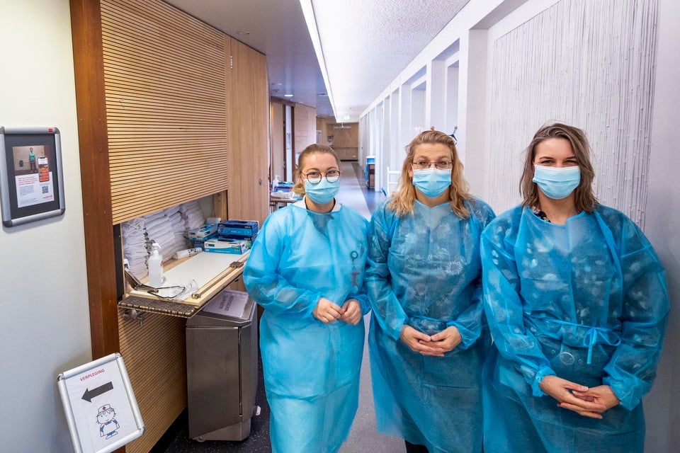 Locatiemanager Nancy Weema (rechts), verpleegkundig specialist Sabine Zagers (midden) en verpleegkundige Maaike Meijer bij de entree van de covid-unit in de Jacobskliniek.