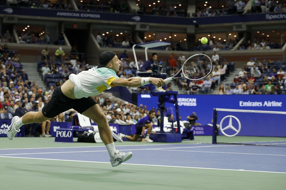 Tallon Griekspoor in actie tijdens zijn laatste verliesparyij, op de US Open tegen Novak Djokovic.
