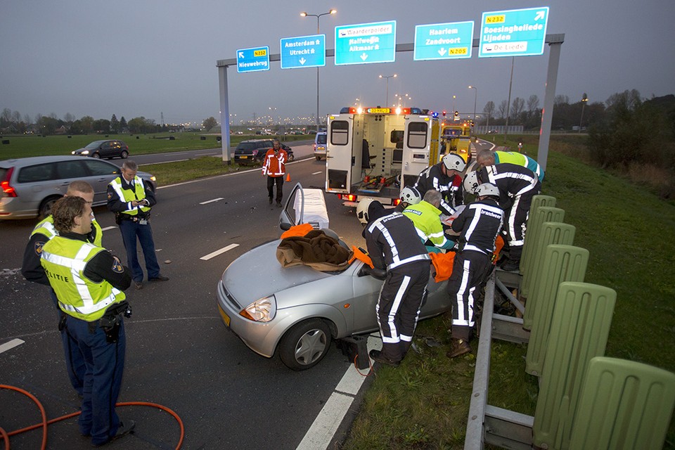 Dak moet van auto na ongeval op N205 in Vijfhuizen. Foto Michel van Bergen