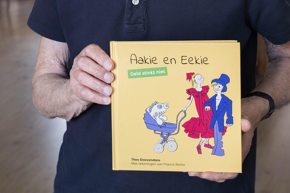 Theo Doevendans met zijn nieuwste boek.