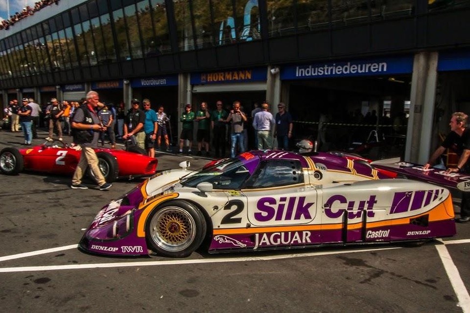 De Silk Cut Jaguar met Andy Wallace achter het stuur is klaar om de baan op te gaan.