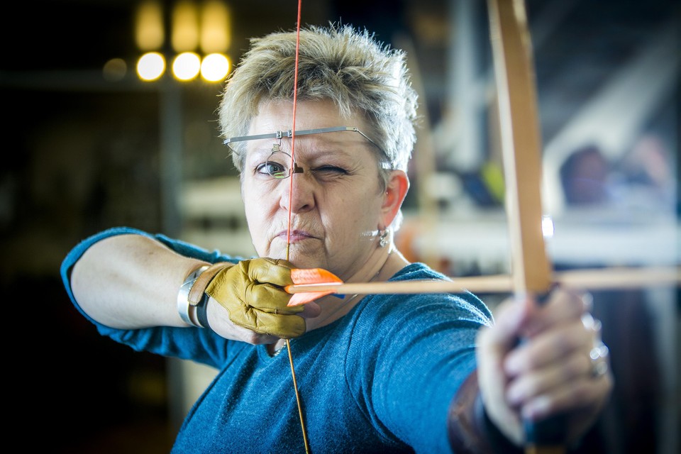 Judith Porsch demonstreert haar historische longbow. Voor haar nationale en internationale prestaties kreeg ze een oeuvre award van de Nederlandse Handboog Bond.
