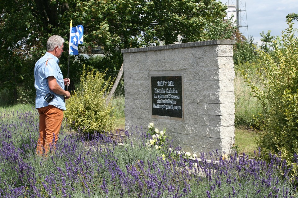 Peter Duinmeijer uit Velsen-Noord, nabestaande van razzia-gijzelaar Jaap Bos, herdenkt bij het monument van kamp Spergau de gevallenen. Dit was in 2014.