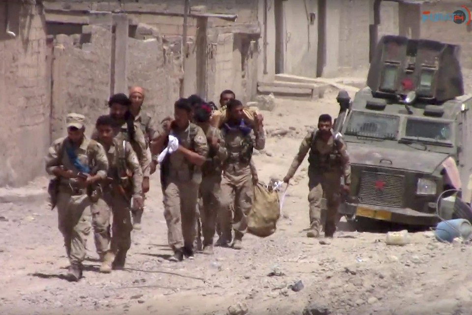 Syrische strijders aan de grens van Raqqa.