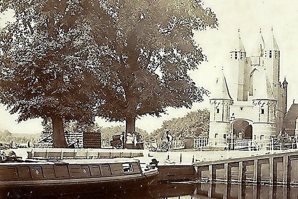 Ansicht van de trekschuit in Haarlem, bij de Amsterdamse Poort.