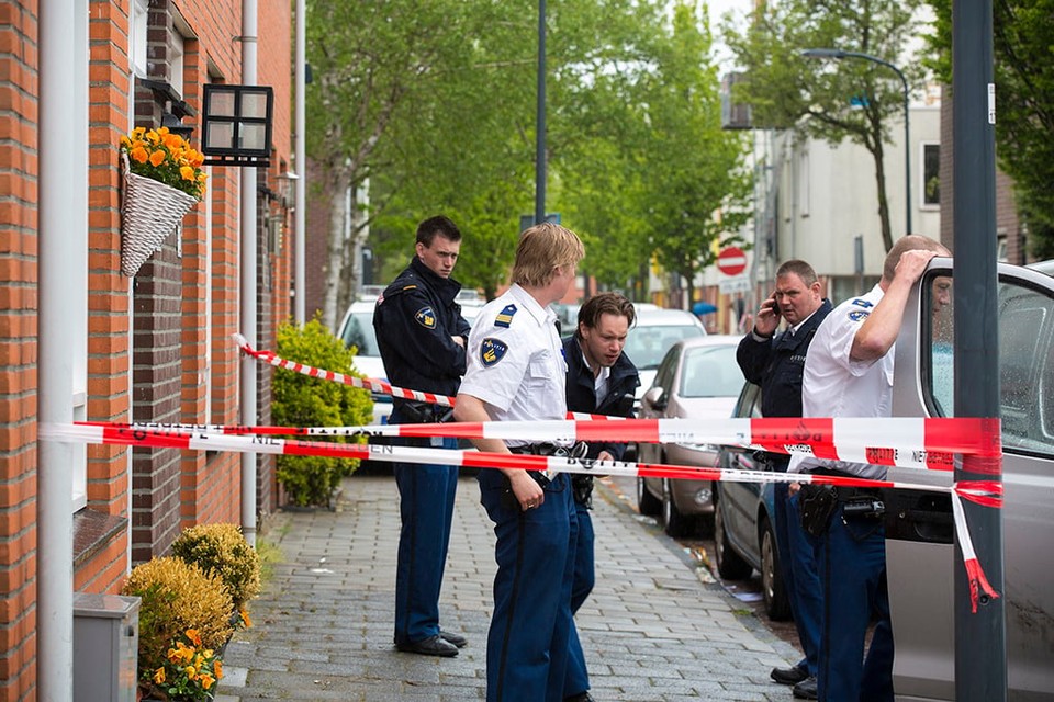 Politieonderzoek in woning aan de Teylerstraat in Haarlem. Foto Michel van Bergen