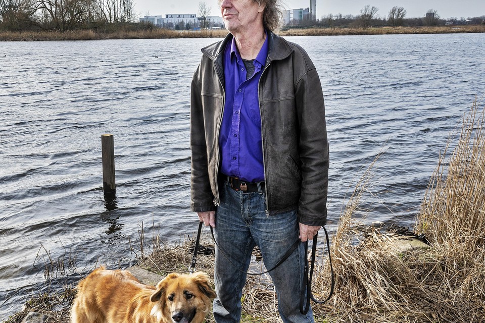 Maarten Veldhuis met zijn hond Duna die inspiratie bracht voor sommige scenes uit het boek.