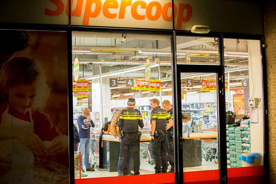 De politie doet onderzoek naar een overval op een supermarkt in Hoofddorp.
