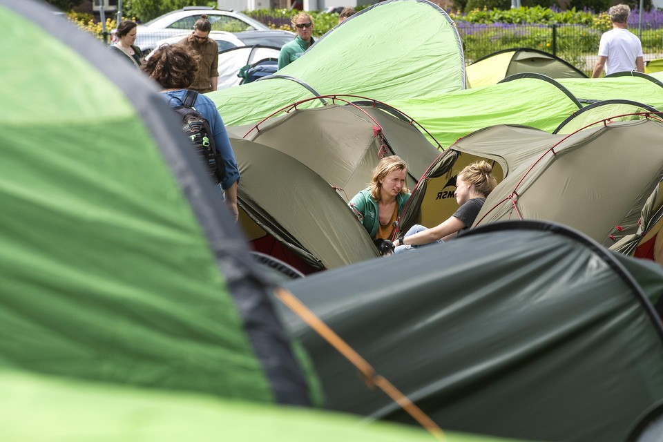 oogsten bezig Doorzichtig Tent testen bij show outdoorwinkel Soellaart in Haarlem: 'Een echtpaar  heeft hier vannacht geslapen' | Haarlemsdagblad