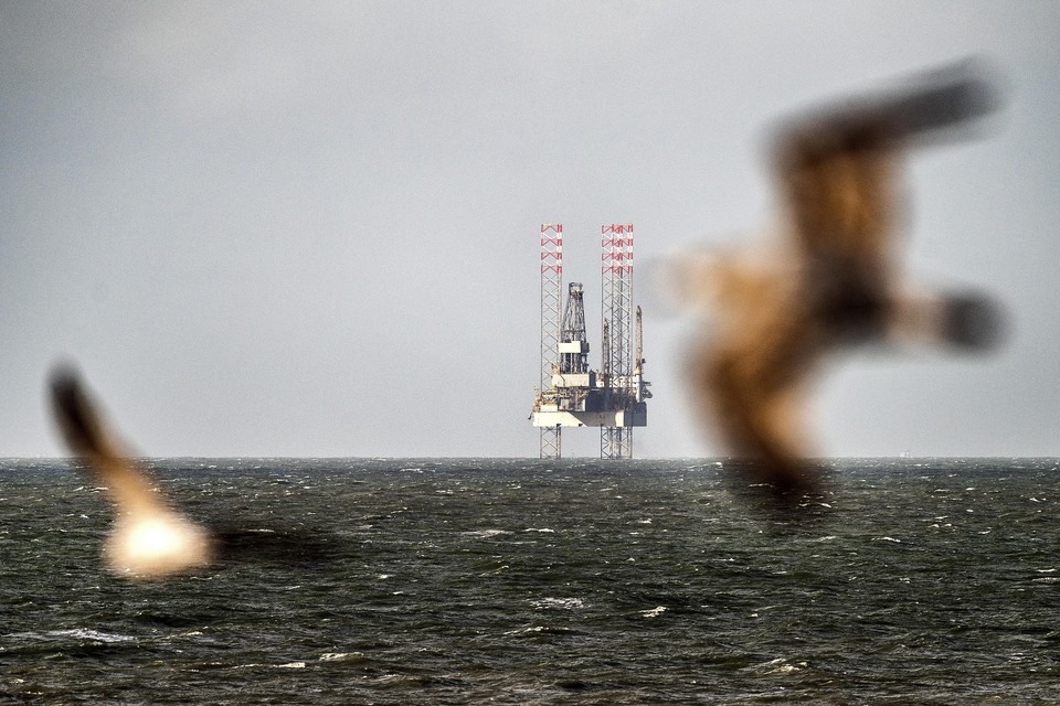 Een jaar geleden verscheen voor de kust van Zandvoort dit boorplatform.