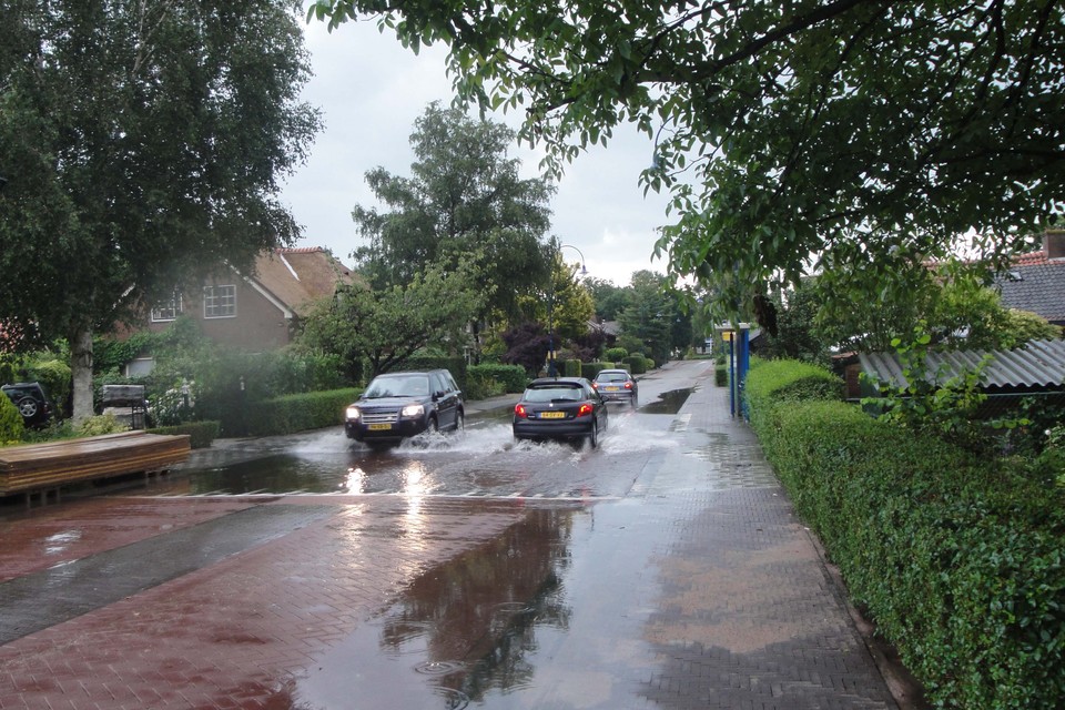 Wateroverlast op de Laarderweg, ter hoogte van het winkelcentrum Minnehof, in Eemnes. Foto in gestuurd door: Max Haringman