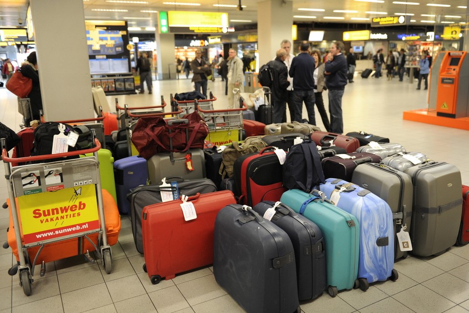 Duizenden koffers blijven achter op Schiphol. Archieffoto ANP