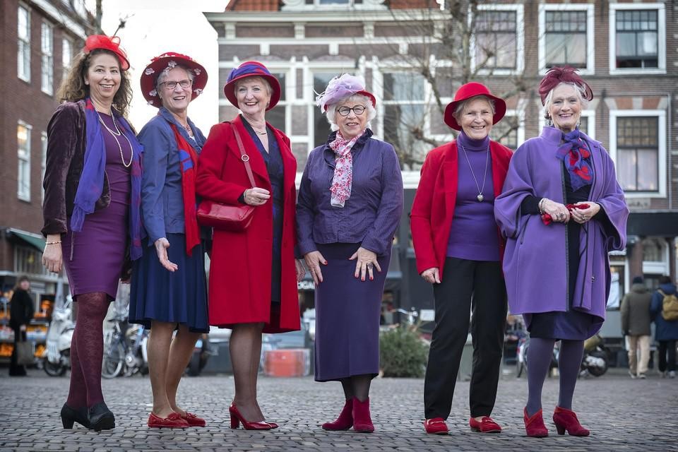 De Haarlemse Juffers, ook wel bekend als de vrouwen van de Red Had Society, zijn met spoed op zoek naar leden. De vrouwen op deze foto zijn niet de huidige Haarlemse Juffers.