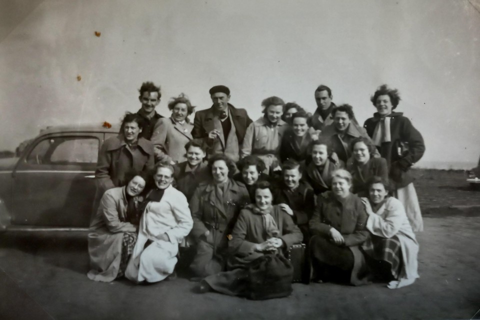 De vrouwen van Stichting Interkerkelijke Gezinszorg uit Leiden. Geertje Vries is tweede van links, in de witte jas.