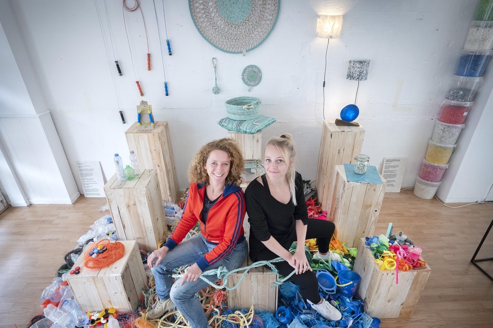 Suzanne Klaassen en Lonneke Wejden in het nieuwe atelier van Juttersgeluk
