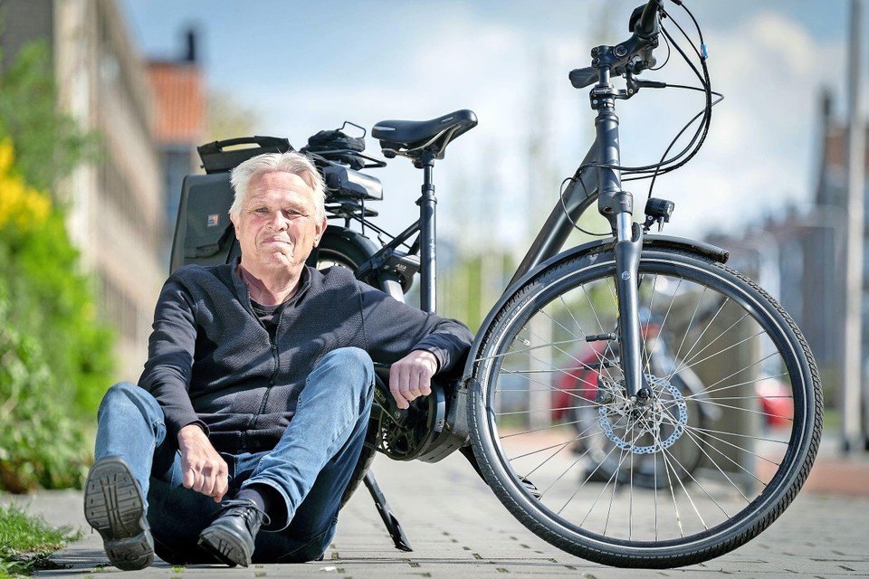 Hans Akkerman met zijn e-bike waar hij al meer dan 5.000 kilometer heeft afgelegd.