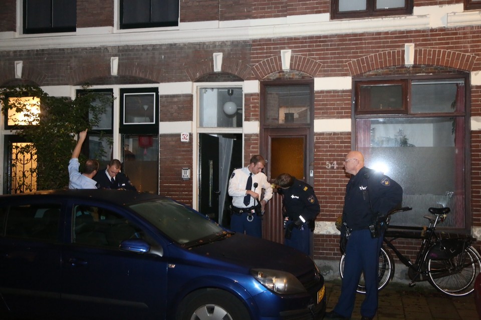 Gewonde bij woningoverval in Klarenbeekstraat Haarlem. Foto Michel van Bergen