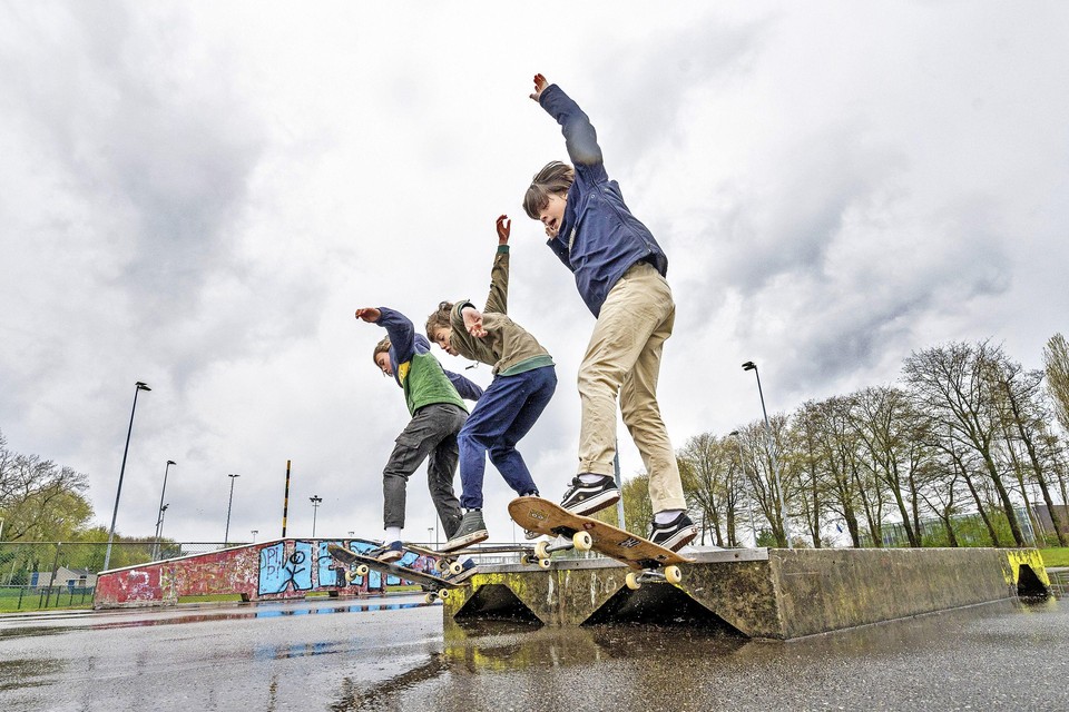 De skaters Syb de Vries, Koen Imthorn en Spijk Wickenhagen op het park in Heemstede.