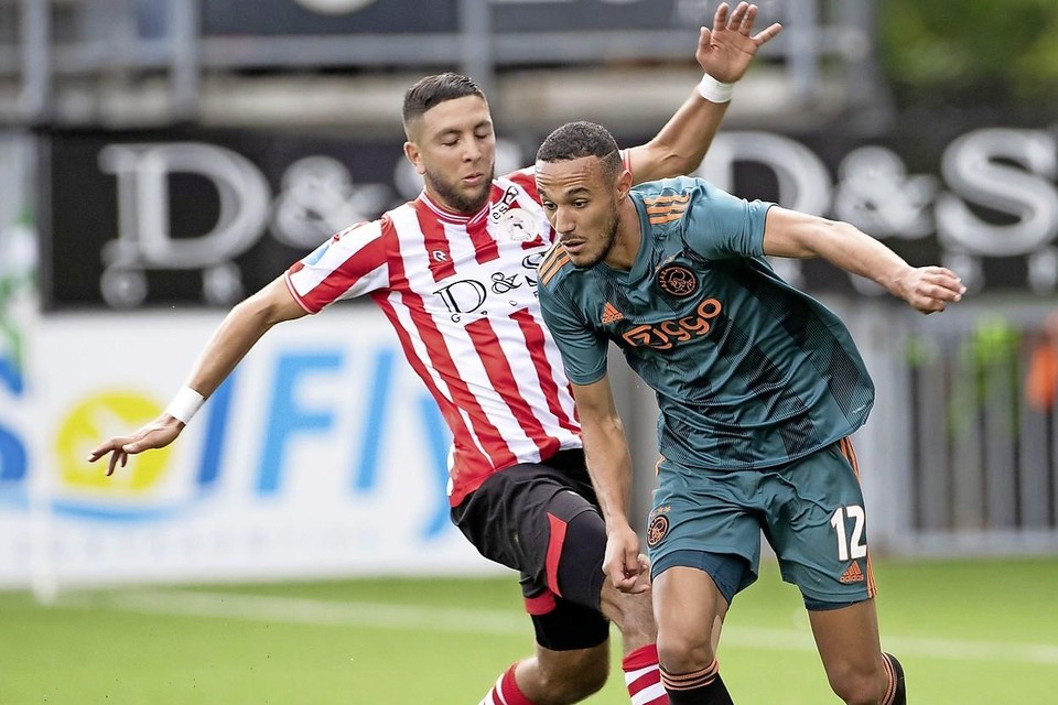 Mohamed Rayhi kan Ajacied Noussair Mazraoui niet afstoppen.