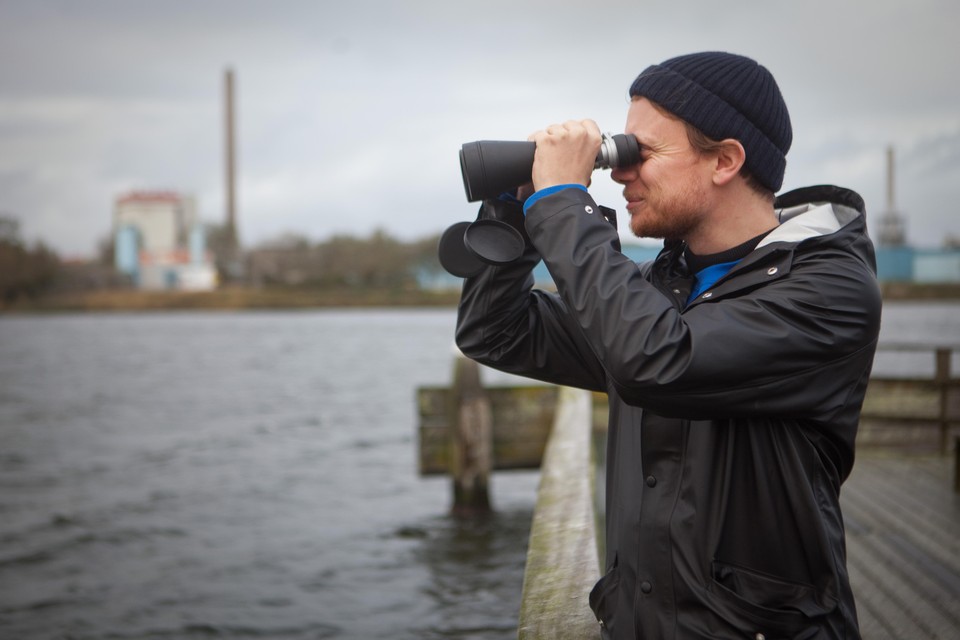 Derk Stenvers van collectief De Transmissie kijkt net als bezoekers van Overkijk uit over het Noordzeekanaal