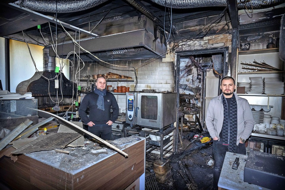 Zekai (rechts) en Zeki Aksoy tussen de resten van hun restaurant.