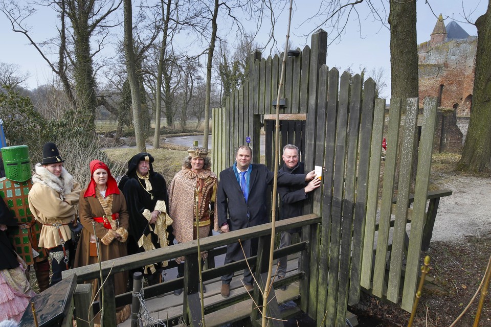 Burgemeester Frank Dales plaatst het officiële Rijksmonumenten-bordje op de poort van de Ruine van Brederode.