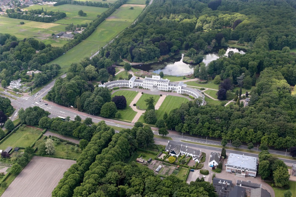 Een klein deel van het immense landgoed Soestdijk, met als herkenbaar punt het paleis zelf.
