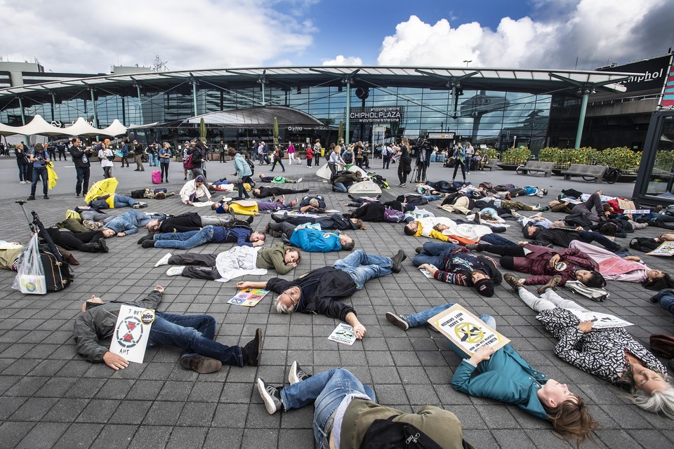 Bij de ’die-in’ vorige maand op lagen tientallen klimaatactivisten voor dood op Schiphol.